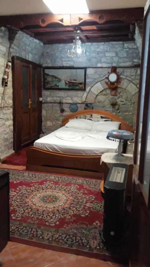 Karafil Guesthouse Gjirokastër Exteriör bild