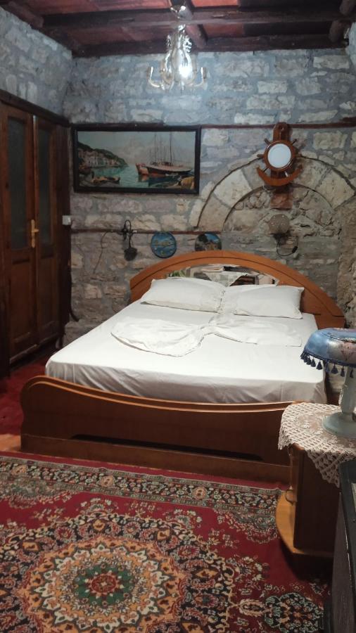 Karafil Guesthouse Gjirokastër Exteriör bild