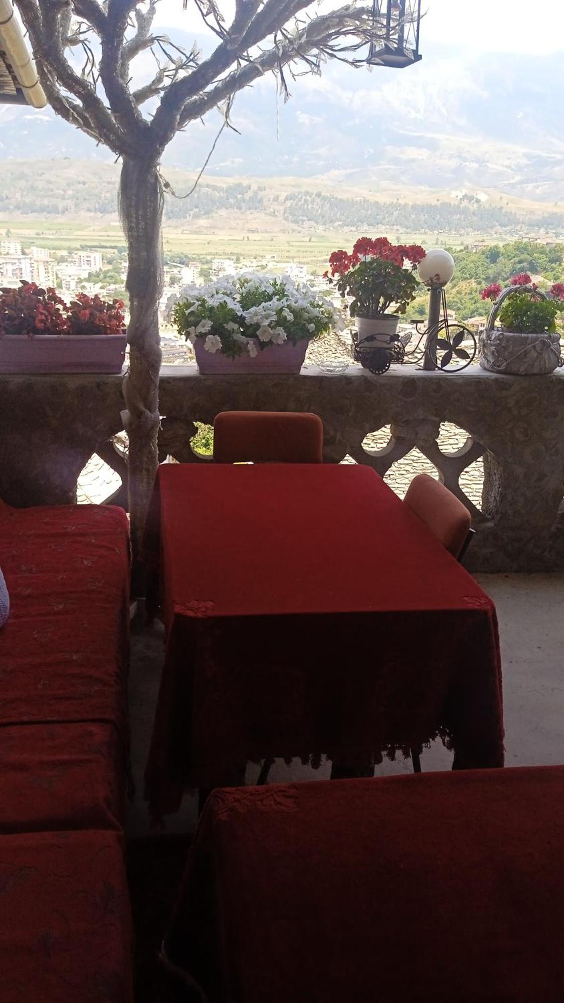 Karafil Guesthouse Gjirokastër Exteriör bild