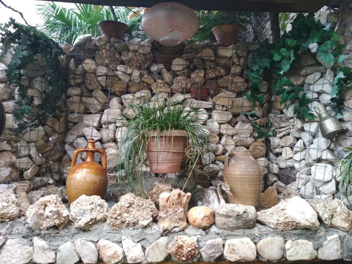Karafil Guesthouse Gjirokastër Exteriör bild
