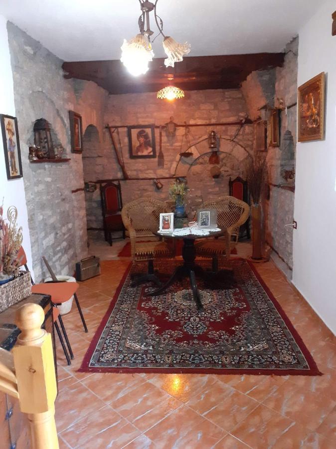 Karafil Guesthouse Gjirokastër Exteriör bild